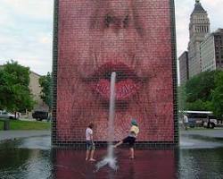 Imagine cu Crown Fountain (Chicago)