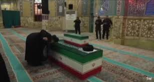 وداع و بوسه سیدهادی خامنه‌ای بر تابوت برادر شهیدش + عکس