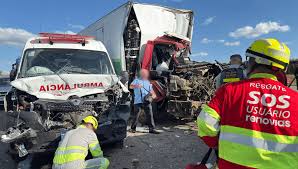 Colisão entre carretas, caminhão e ambulância deixa um morto em Mogi Guaçu