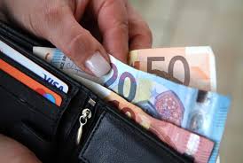 Več kot 352.000 ljudi bo dobilo nakazilo, povprečno po 826 evrov