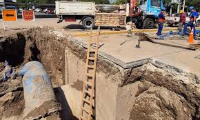 Más de 100 barrios en Córdoba sin agua por rotura de caño maestro en obra de emergencia