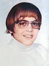 Esse era o George Clooney na Adolescência. Imagine o arrependimento das meninas que o rejeitaram no colégio. Postado em 10/01/2012 por Renzo Mora - young%2BGeorge%2BClooney%2Bwith%2Ba%2Bcool%2Bgeek%2Bhairstyle