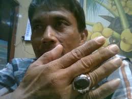 Toni Sutejo, memamerkan cincin akik galih kelor, saat ditemui di stand tokonya di PAsar Akik Kayon Surabaya, SAbtu (26/1/2013). Akik galih kelor dipercaya ... - galih_kelor
