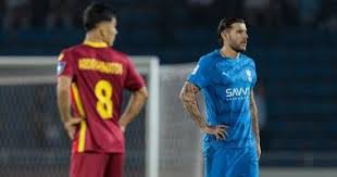 ثيو هيرنانديز يسجل هدفا خرافيا في مواجهة نسف قرشي والهلال خلال الشوط الأول