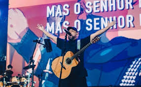Chuva cai, fé permanece: 62 mil pessoas vivem noite de louvor com Fernandinho no Verão Maior Paraná