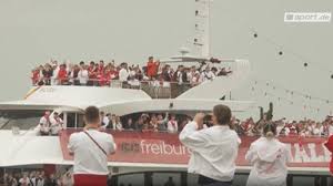 Freiburg-Fans stimmen sich mit Bootstour ein