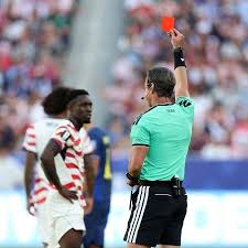 Copa: Fifa suspende cartão vermelho de Claus a atacante dos EUA, diz NYT