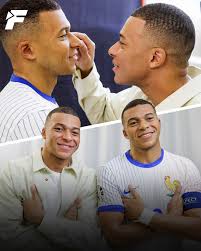 📲 Kylian Mbappe: "Sizi ikizimle tanıştırayım." . . . . #mbappe #heykel #fanatik