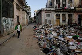 Lixo se acumula em Havana com menos caminhões de coleta por falta de combustível