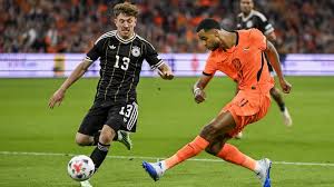 Prachtgoal in blessuretijd levert Oranje gelijkspel op bij start tijdperk onder Xavi