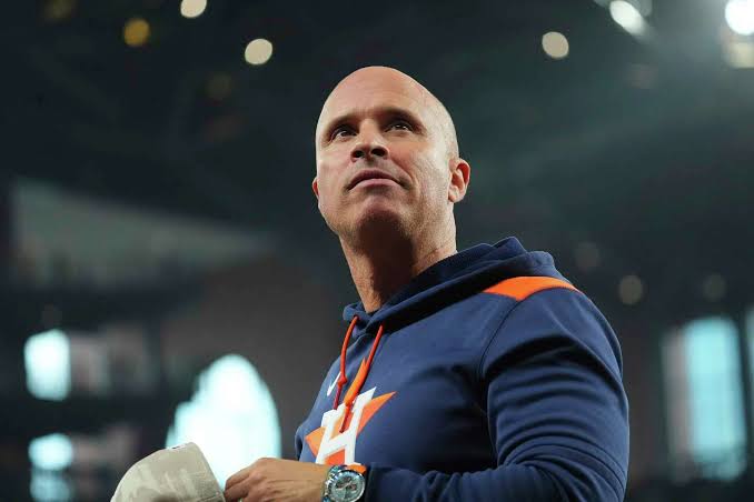 Astros manager Joe Espada is ejected after arguing a called strike