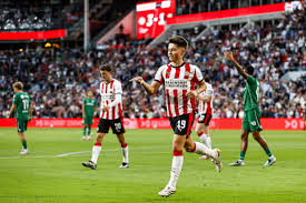 Invaller Esmir Bajraktarevic wijst PSV de weg en helpt Eindhovenaren met twee goals aan zege op FC Groningen