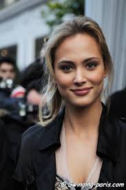 Nora Arnezeder est une actrice française encore peu connue du grand public malgré son rôle dans Faubourg 36 de Christophe Barratier. - nora-arnezeder-fashion-week1