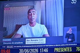 Romário defende fim da escala 6x1 e anuncia devolução de salário