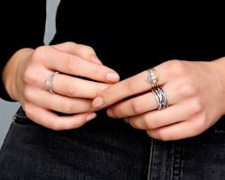 anello Pandora Desiderio Scintillante argento zirconi, generata con l'AI