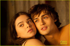hailee steinfeld douglas booth first kiss in romeo juliet exclusive clip 02 - hailee-steinfeld-douglas-booth-first-kiss-in-romeo-juliet-exclusive-clip-02
