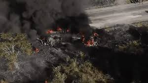 Carreta pega fogo após colidir com caminhão-tanque na BR-116, em Minas Gerais