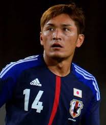 Nombre Completo: Toshihiro Aoyama Fecha de nacimiento: 22/06/1986. Lugar de nacimiento: Okayama, Japón Nacionalidad: Japonesa Estatura: 1.74 mts. - toshihiro-aoyama-300