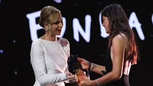 Charlene de M&oacute;naco y Sira Mart&iacute;nez, protagonistas del momento m&aacute;s emotivo de la gala del Bal&oacute;n de oro