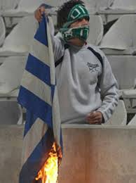 Αποτέλεσμα εικόνας για αναρχικοι καινε την ελληνικη σημαια