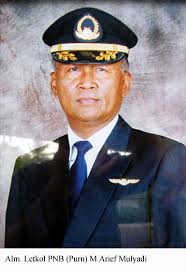 JAKARTA — Letkol (Purn) Arief Mulyadi, kapten pilot yang menerbangkan pesawat nahas One-Two- Go di Phuket, Thailand termasuk salah satu personel terbaik ... - 20070917didit02_arief_mulyadi