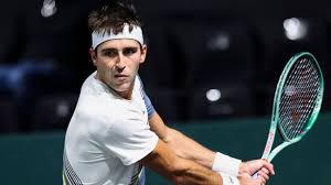 Etcheverry Triunfa en Atenas: Batalla Épica y Pase a Segunda Ronda