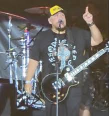 Raimundos se emociona com carinho do público durante show em Belém | Cultura | O Liberal
