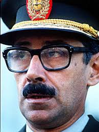 ... que en 1985 concluyó con condenas de prisión perpetua para Videla y el almirante Emilio Massera, y severas penas para otros jerarcas de la dictadura. - 1278001688_extras_ladillos_1_0