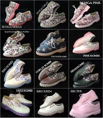 Hasil gambar untuk sepatu dm wanita