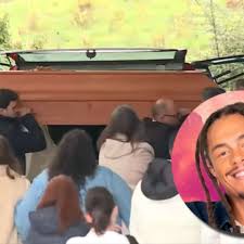 Corpo de brasileiro famoso em reality é cremado em Portugal e TV revela causa da morte