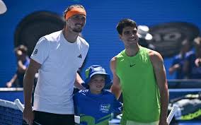 Alcaraz surpreende Zverev momentos antes da semifinal; veja vídeo