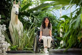 Rolstoel houdt Razaw (36) niet tegen: ze springt uit vliegtuig om 36.000 euro op te halen voor Villa Pardoes