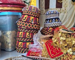 pengrajin Kupiah Meukeutop Aceh seni kerajinan tangan tradisional, buatan AI