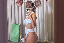 De body cavado, Ivete Sangalo exibe shape e marquinha do bronze para show