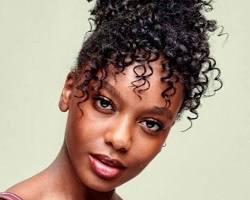 Image de Curly Hair with Curtain Bangs Messy Bun