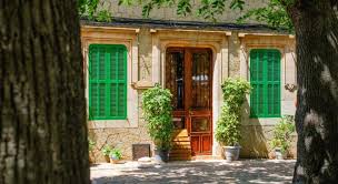 Alessandra Sublet : "Un vrai changement dans ma vie", du Sud de la France au Jura, les plus beaux refuges de l'animatrice