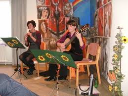 Susanne Steuerl (links) und Erika Beer (rechts) spielen, singen ... - 2006330_web