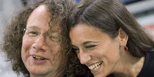 María Cecilia Barbetta (r) und der Autor Ingo Schulze (l) auf der Buchmesse ...