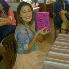 Resultado de imagem para violetta a escrever no diário