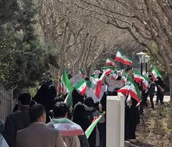 تجمع دانشجویان دانشگاه صنعتی اصفهان برای گرامیداشت شهدای کودتای تروریستی دی
