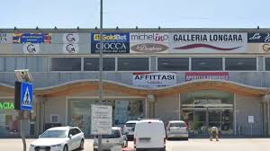 Giocano alle slot, poi la rapina con il coltello