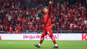 Alexis Vega no se olvidó de Chivas en plena celebración del título con Toluca