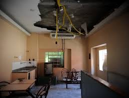 Resultado de imagem para escolas brasileira em pessima condicoes