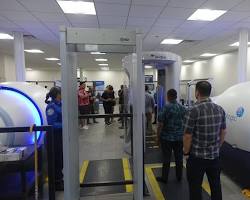 international airport security check pointの画像
