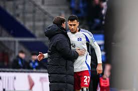 HSV Coach Polzin Champions New Contract for Top Scorer Selke Amid Crucial Talks