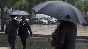 Tiempo de mañana: alerta amarilla en diez provincias por lluvias y olas en el AMBA