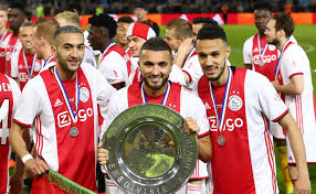 Corinthians mira Zakaria Labyad, aposta em Memphis Depay e avalia chegada de meia livre no mercado