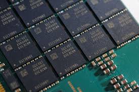 Samsung Shares Lag SK Hynix’s Rally as Analysts Cite Strike Risk