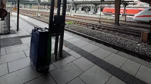 Herrenloser Koffer an Bahnsteig angekettet - Einsatz am Hamburger Hauptbahnhof — NDR.de