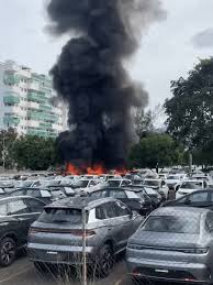 Colisão entre 2 helicópteros causa incêndio e mata cinco pessoas no RJ
